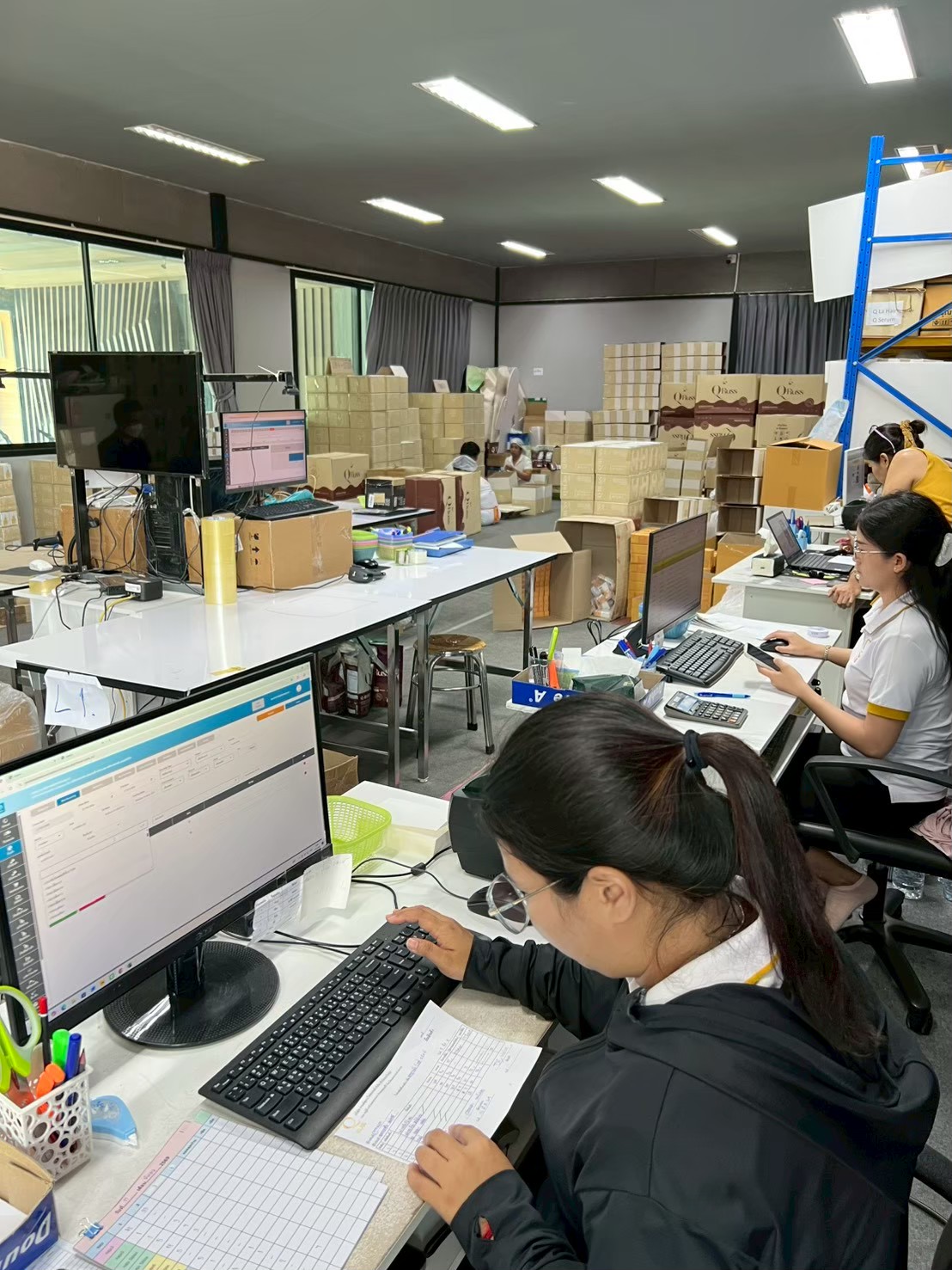ทีมงานหลังบ้านจัดการข้อมูลคลังสินค้า