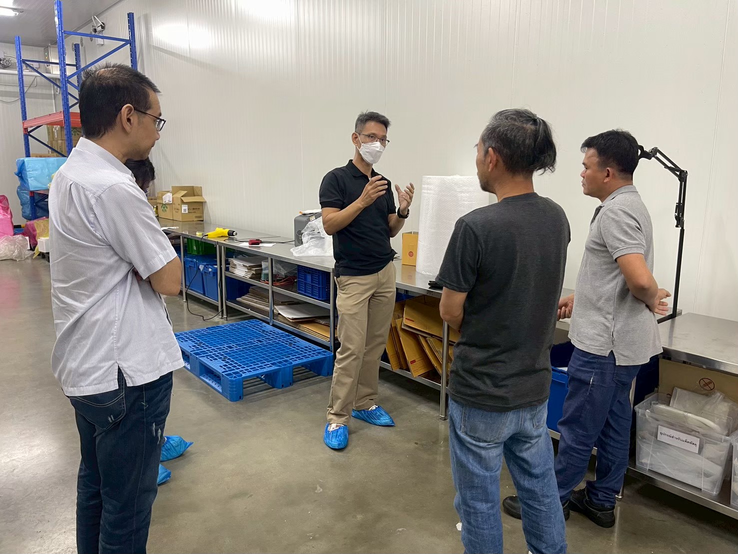 พูดคุยกับทีมงานหลังบ้านในโรงงาน